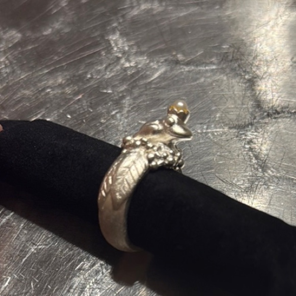Bague grenouille avec petite perle